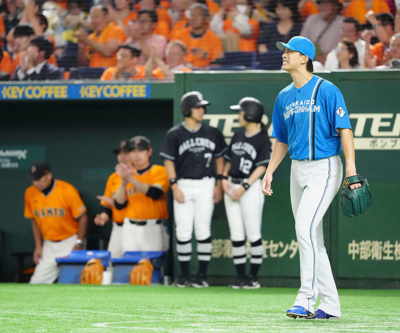 巨人対日本ハム　4回裏巨人2死一、二塁、増田陸に適時打を浴び厳しい表情の達（撮影・江口和貴）
