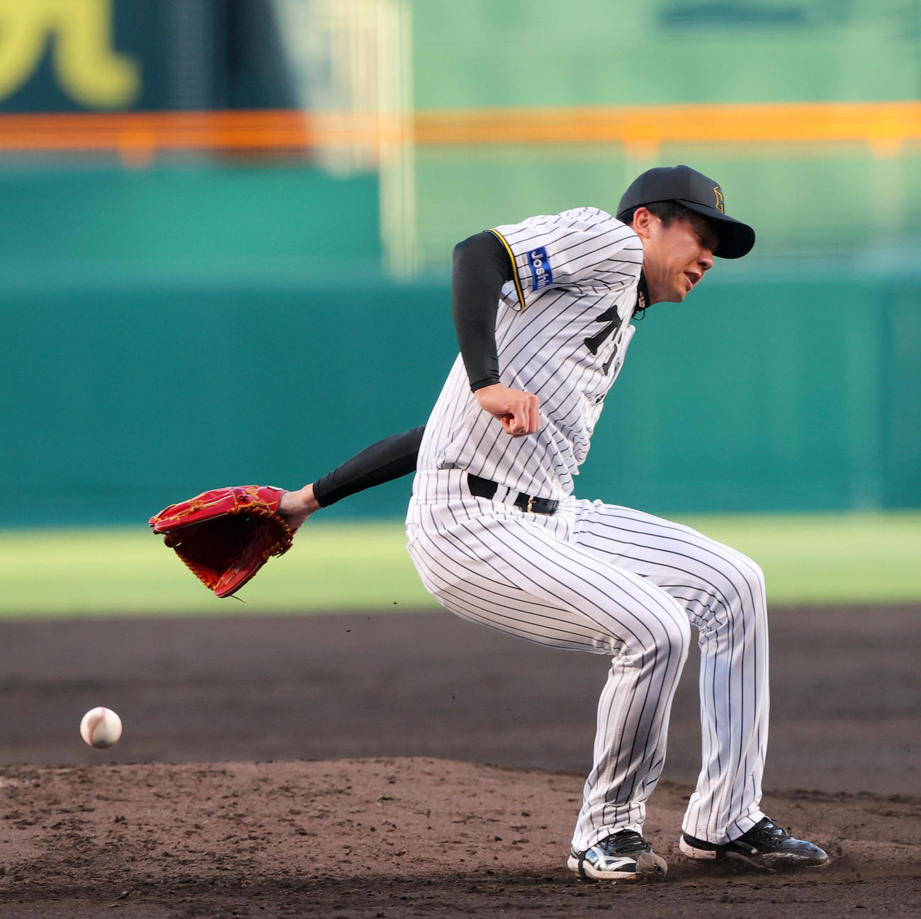 阪神対ロッテ　2回表ロッテ2死、才木は藤岡の打球にグラブを出すが遊内野安打となる（撮影・上山淳一）