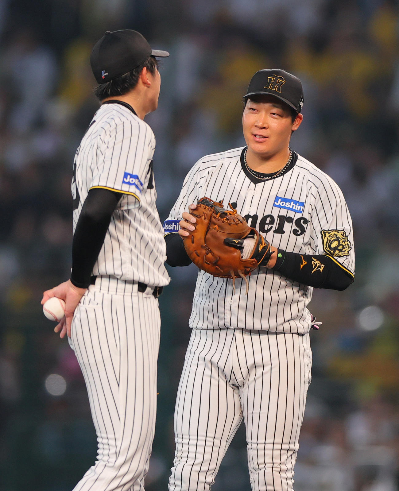 阪神対ロッテ　5回表、リクエスト検証中、才木（手前）に話す大山（撮影・上山淳一）