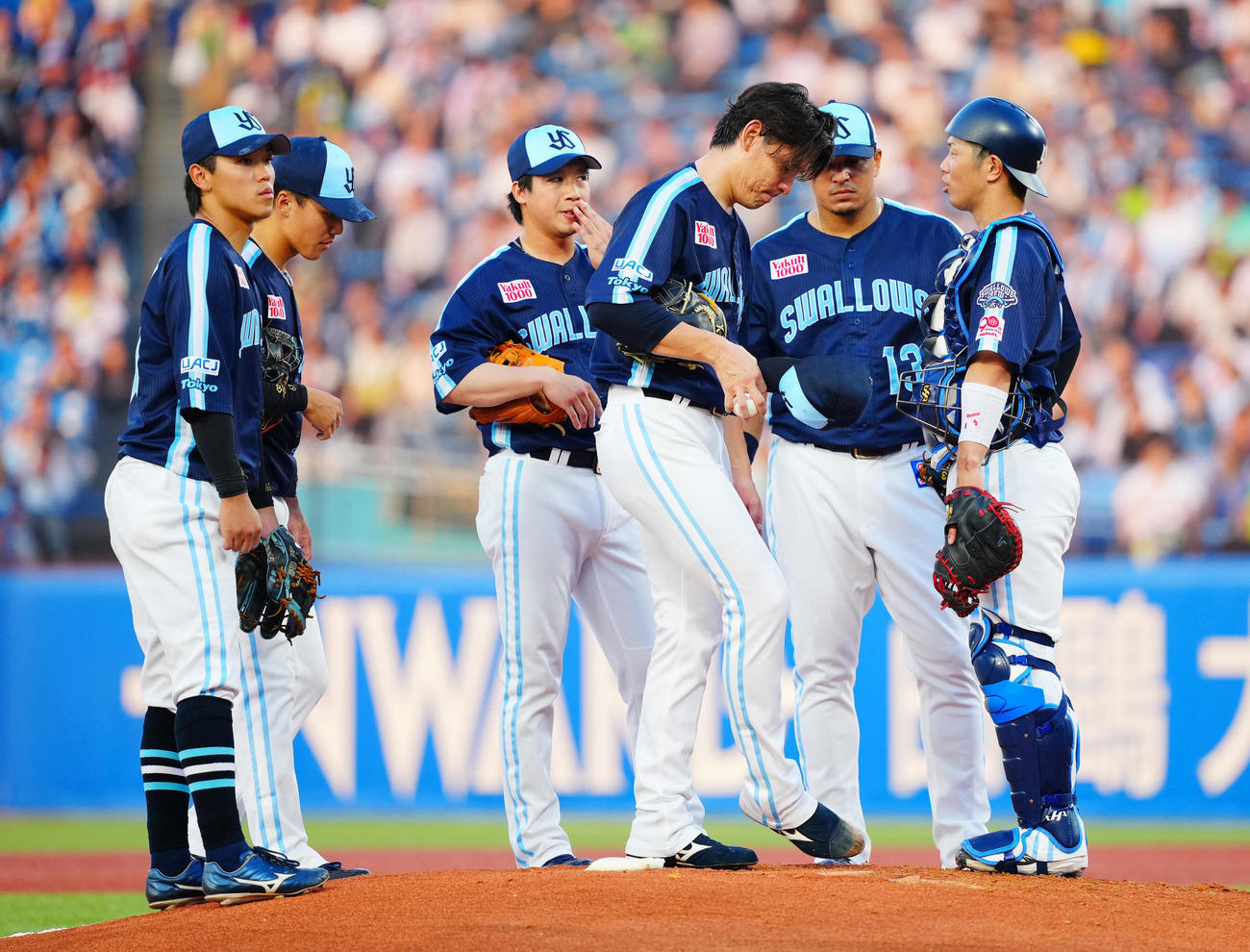 ヤクルト対楽天　2回表楽天無死一、二塁、マウンドでナインと厳しい表情の高梨（中央）（撮影・垰建太）