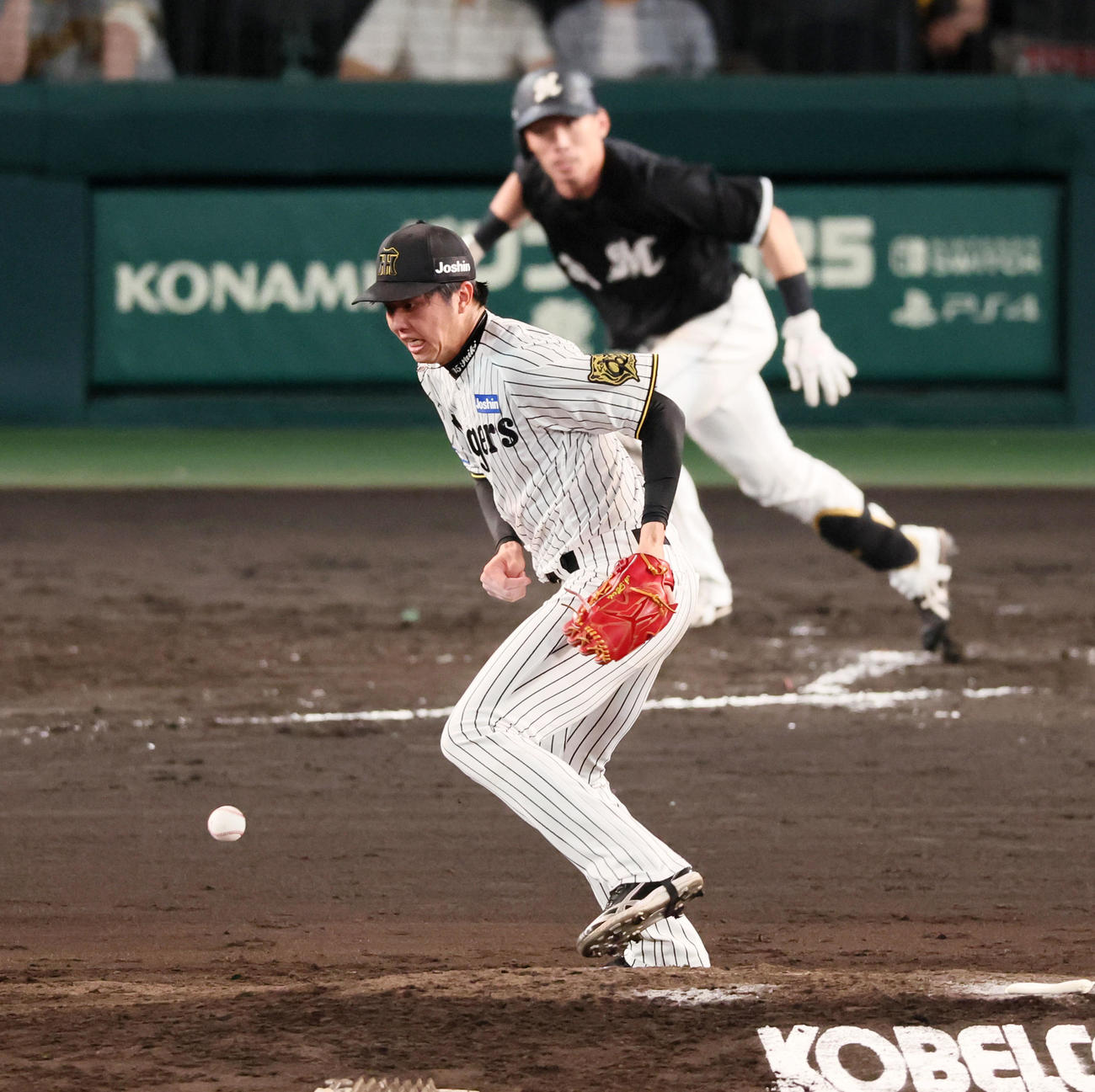 阪神対ロッテ　7回表ロッテ2死二、三塁、才木は高部の打球を受けたが三本間で走者を挟殺する（撮影・加藤哉）