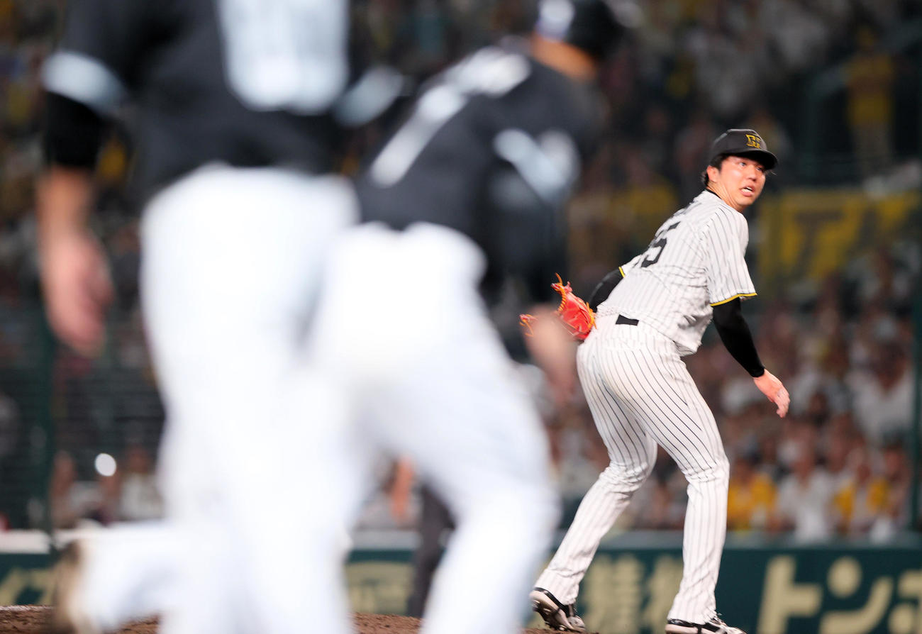 阪神対ロッテ　7回表ロッテ2死二、三塁、才木は代打角中に投適時内野安打を浴びる（撮影・上山淳一）