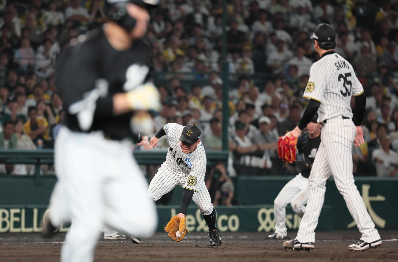 阪神対ロッテ　7回表ロッテ2死二、三塁、角中の打球を受けた才木（右）の後方で糸原がカバー^するがどこにも投げられず、同点となる（撮影・宮崎幸一）