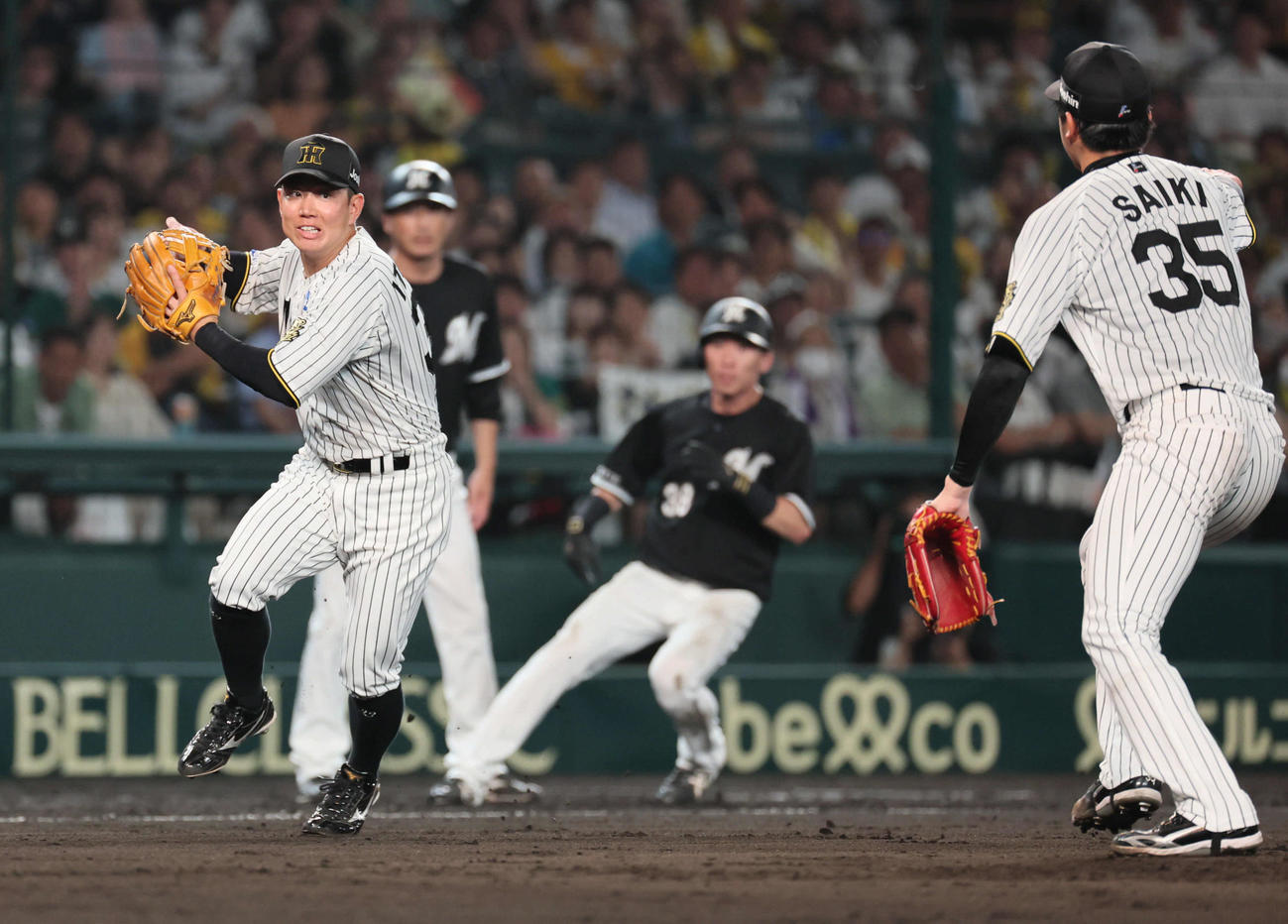 阪神対ロッテ　7回表ロッテ2死二、三塁、角中の打球を受けた才木（右）の後方で糸原がカバー^するがどこにも投げられず、同点となる（撮影・宮崎幸一）