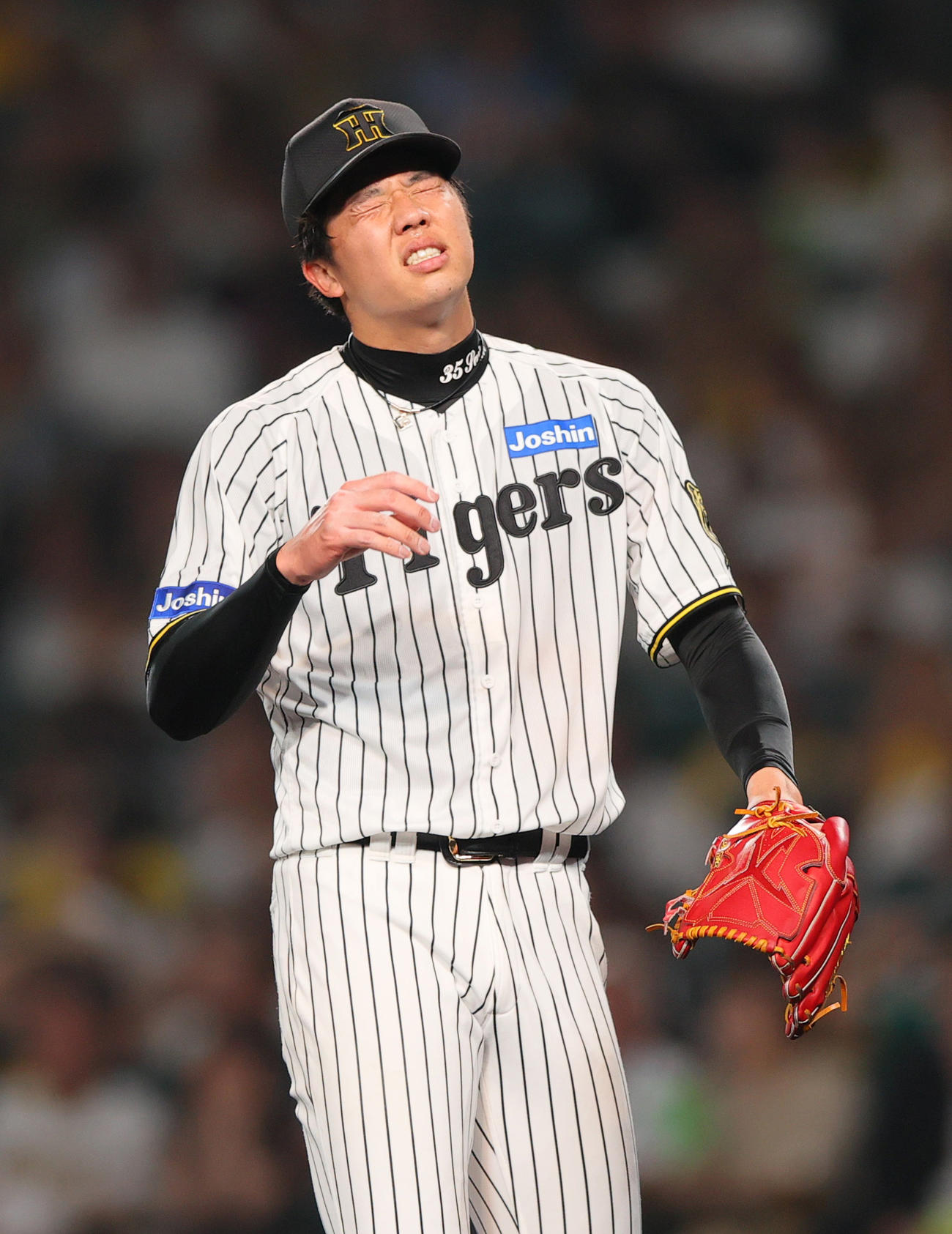 阪神対ロッテ　7回表ロッテ2死二、三塁、才木は藤原に左前適時打を浴び悔しがる（撮影・上山淳一）