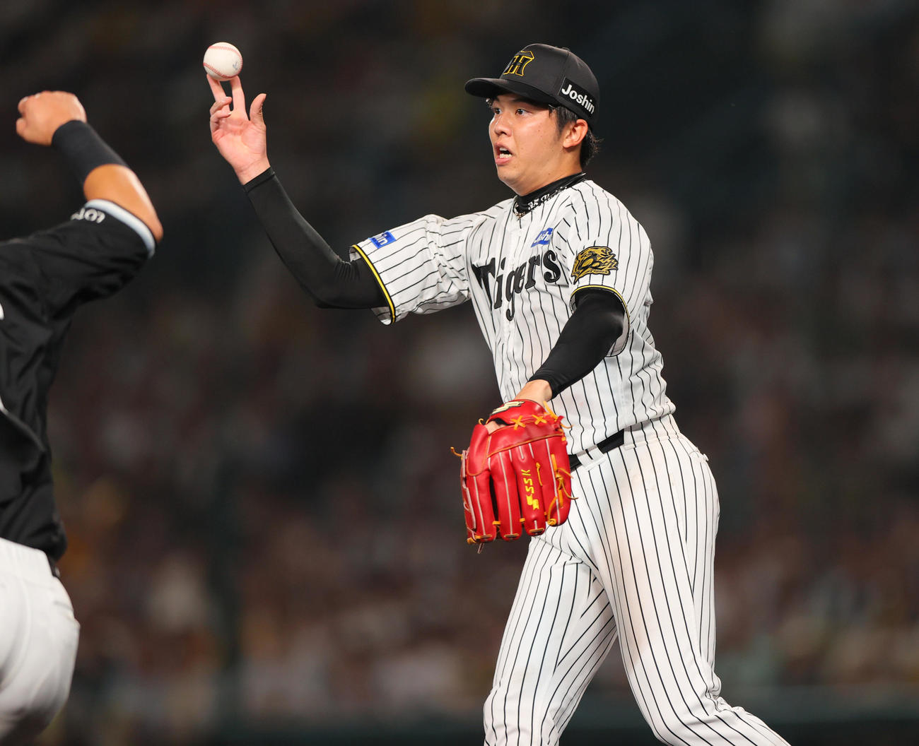 阪神対ロッテ　7回表ロッテ1死二、三塁、才木は高部の投ゴロで三走安田を三本間で挟みアウトにする（撮影・上山淳一）
