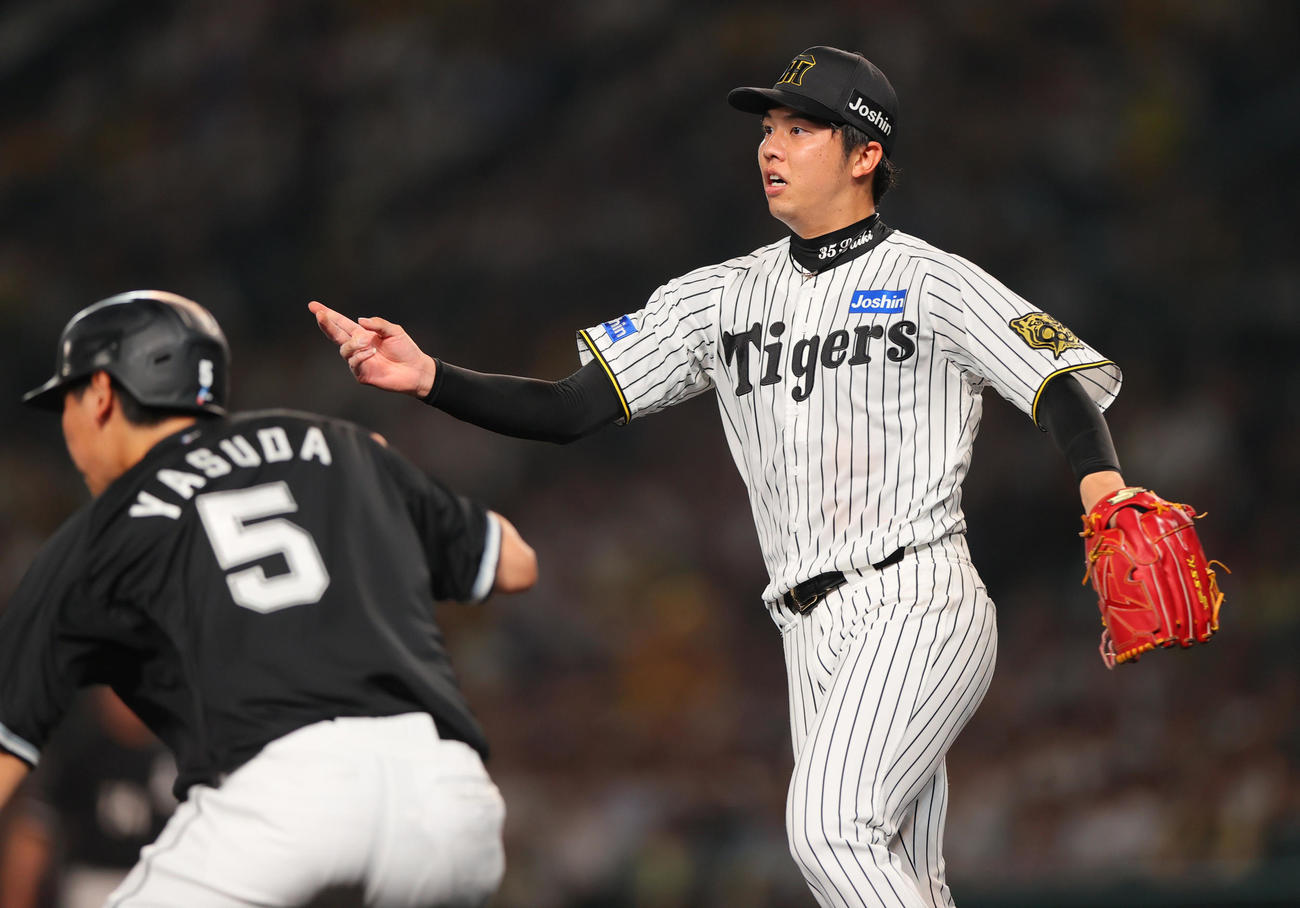 阪神対ロッテ　7回表ロッテ1死二、三塁、才木は高部の投ゴロで三走安田を三本間で挟みアウトにする（撮影・上山淳一）