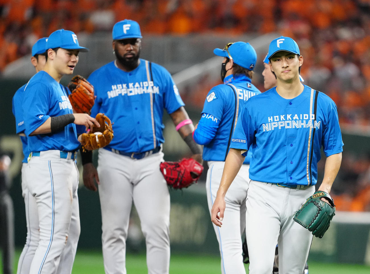 巨人対日本ハム　7回裏途中、降板する日本ハム先発の達（右端）（撮影・江口和貴）