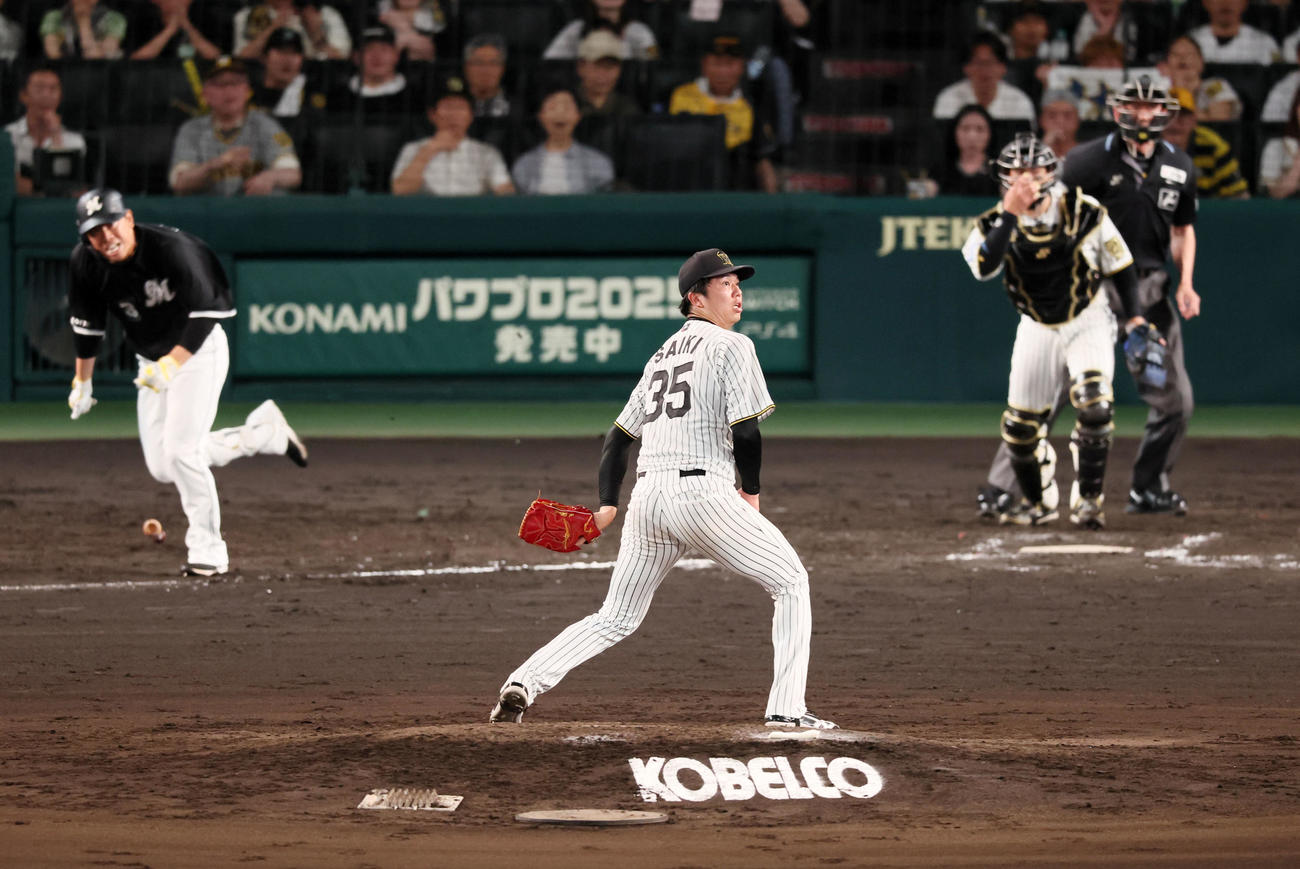 阪神対ロッテ　7回表ロッテ2死二、三塁、才木は代打角中の投手強襲適時内野安打を打たれ失点（撮影・加藤哉）