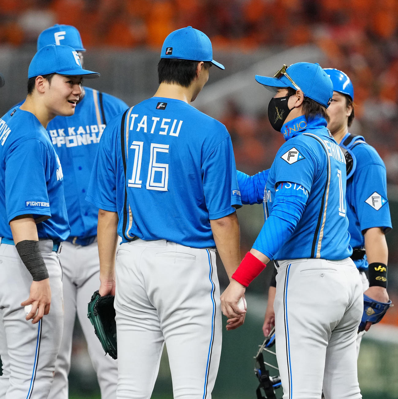 巨人対日本ハム　7回裏途中、降板で日本ハム新庄監督（右）からねぎらいを受ける先発の達（撮影・江口和貴）