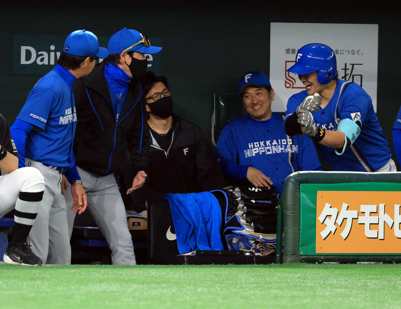 巨人対日本ハム　2回表日本ハム無死、伏見（右）はソロ本塁打を放ち新庄監督（左から2人目）と喜び合う（撮影・浅見桂子）