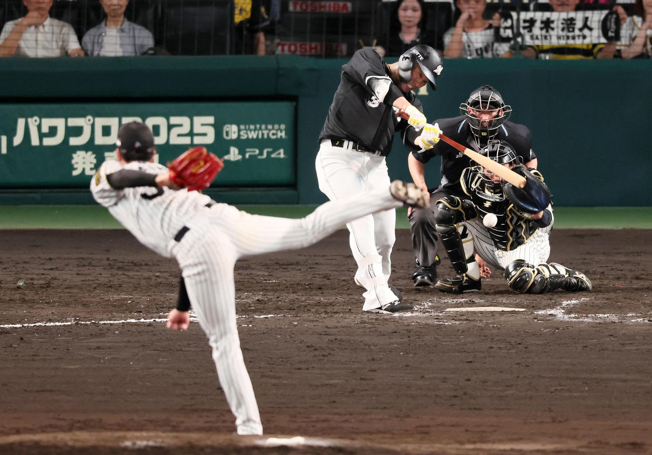 阪神対ロッテ　7回表ロッテ2死二、三塁、代打角中は投手強襲の適時内野安打を放つ。投手才木（撮影・加藤哉）