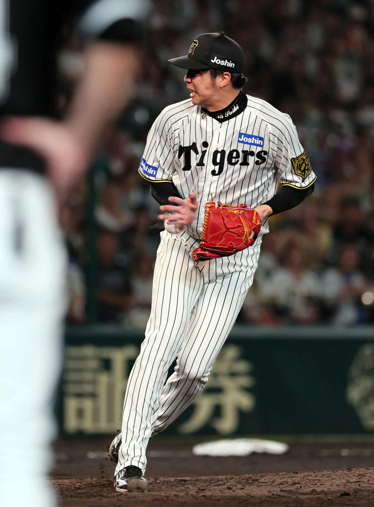 阪神対ロッテ　7回表ロッテ2死二、三塁、才木は高部の打球を右手に受けながらも、三本間で安田を挟殺する（撮影・宮崎幸一）