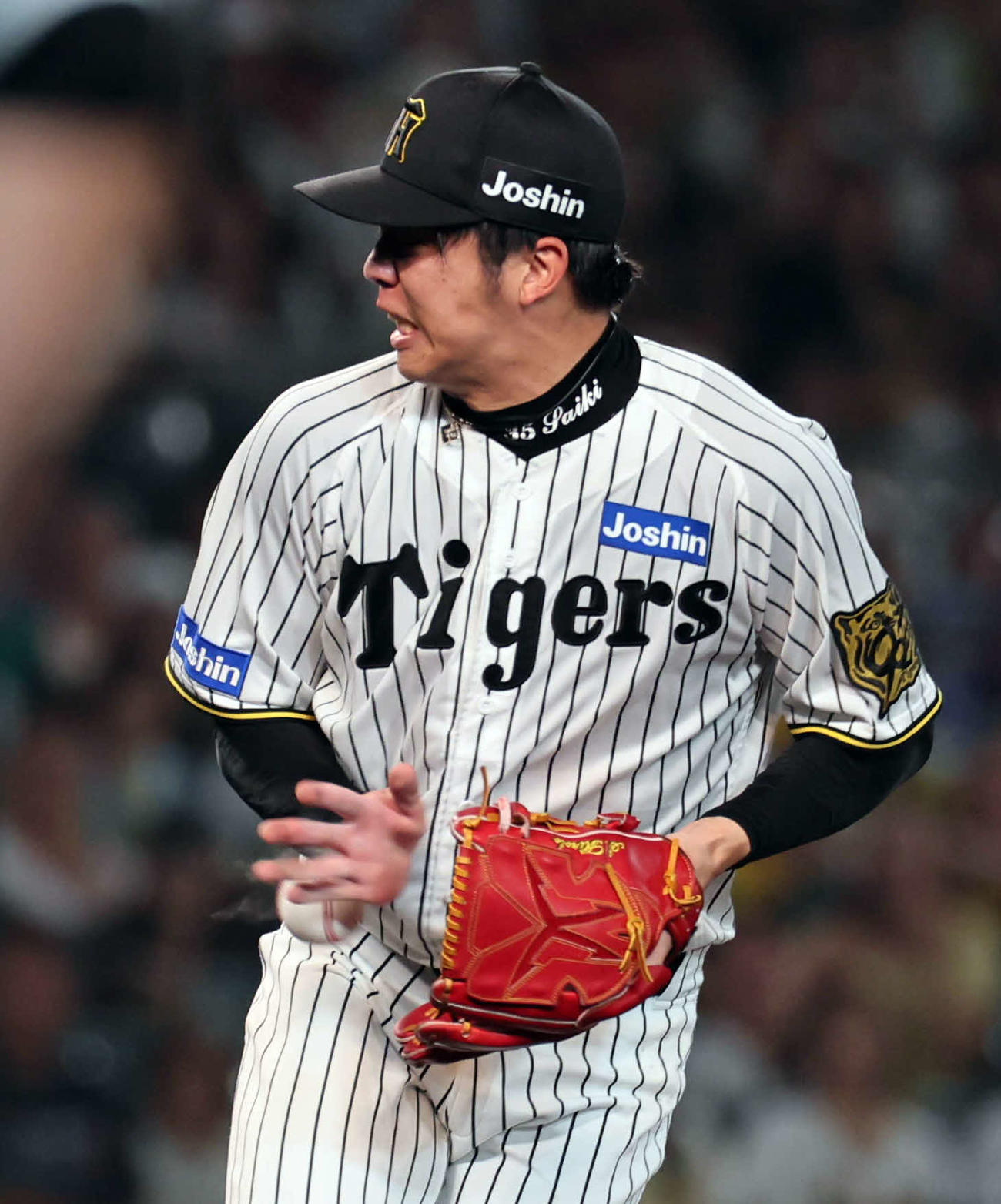 阪神対ロッテ　7回表ロッテ2死二、三塁、才木は高部の打球を右手に受けながらも、三本間で安田を挟殺する（撮影・宮崎幸一）