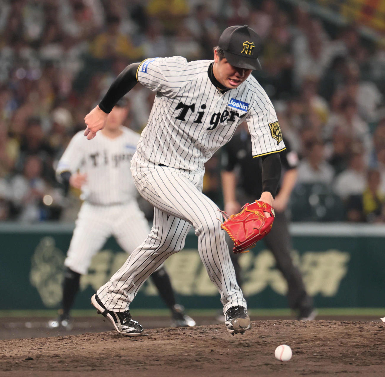 阪神対ロッテ　7回表ロッテ2死二、三塁、才木は高部の打球を右手に受けながらも、三本間で安田を挟殺する（撮影・宮崎幸一）