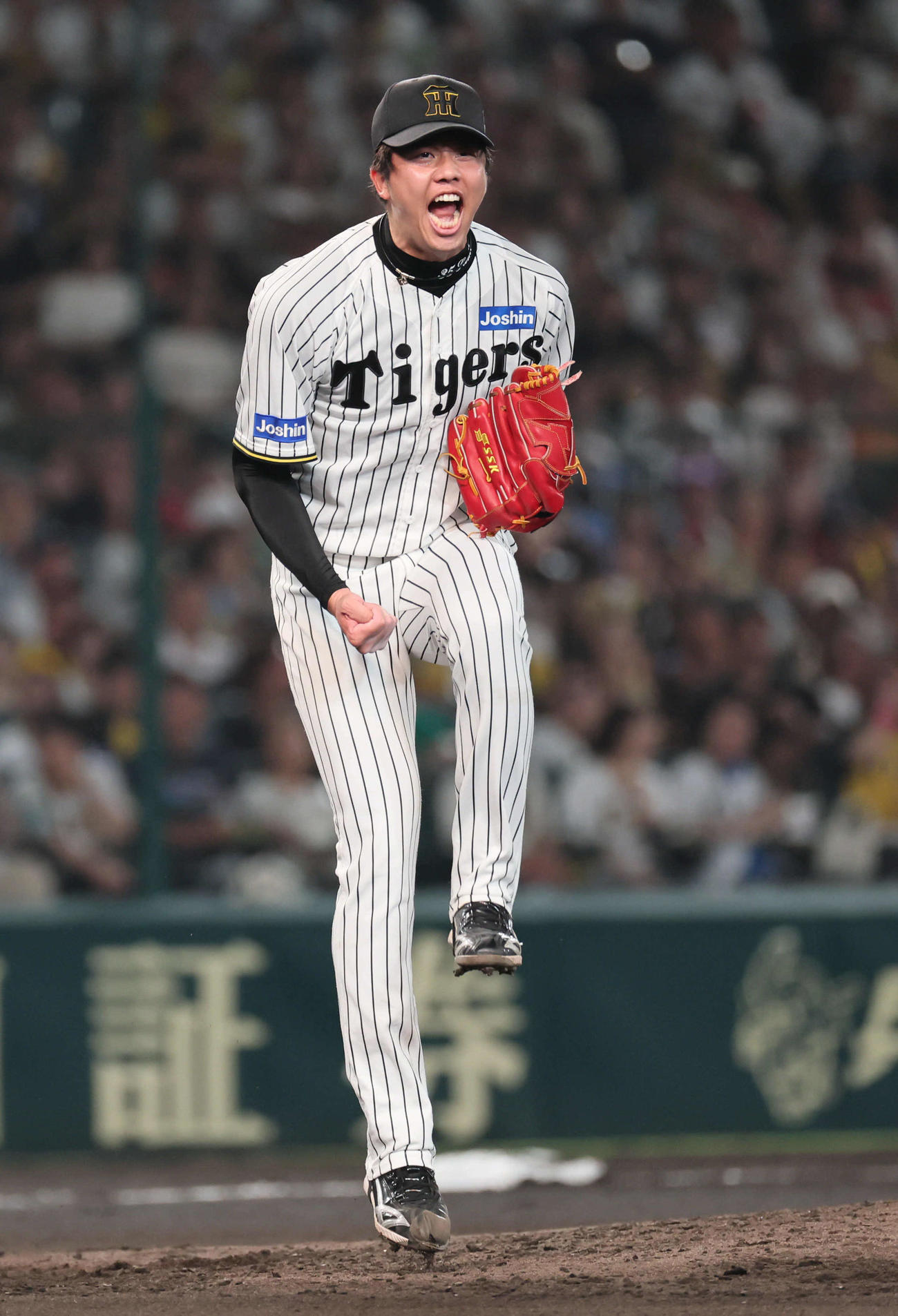 阪神対ロッテ　6回表ロッテ2死三塁、才木は山本を空振り三振にとり。ジャンプしながらガッツポーズ（撮影・宮崎幸一）