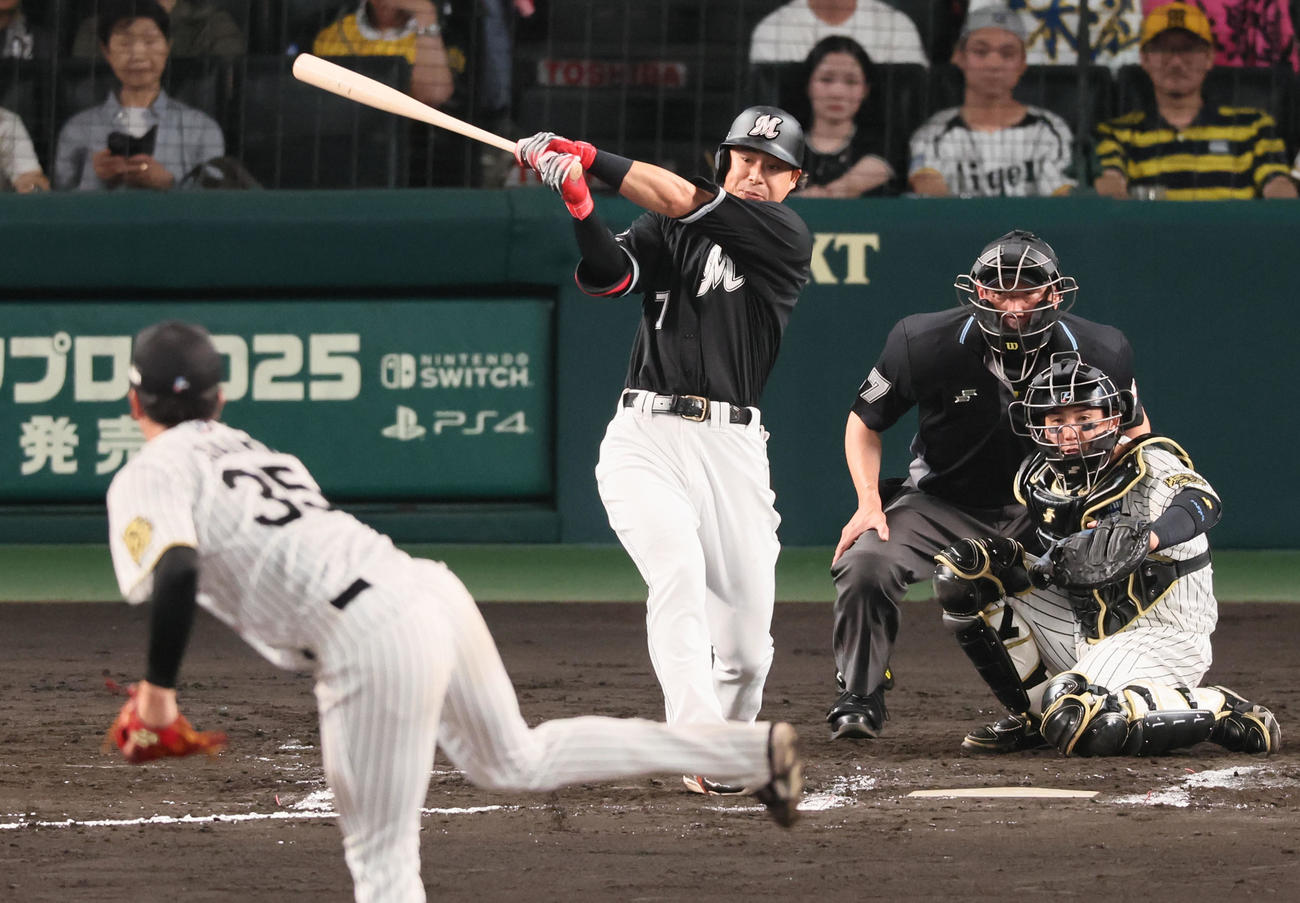 阪神対ロッテ　7回表ロッテ無死一塁、藤岡は右前打を放つ。投手才木（撮影・加藤哉）