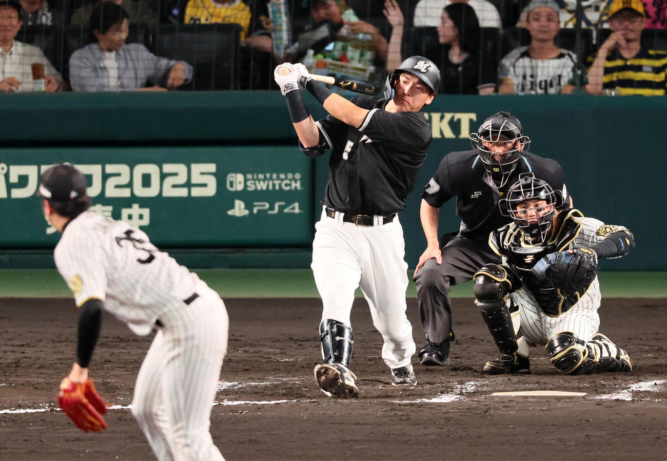 阪神対ロッテ　7回表ロッテ無死、安田は右前打を放つ。投手才木（撮影・加藤哉）