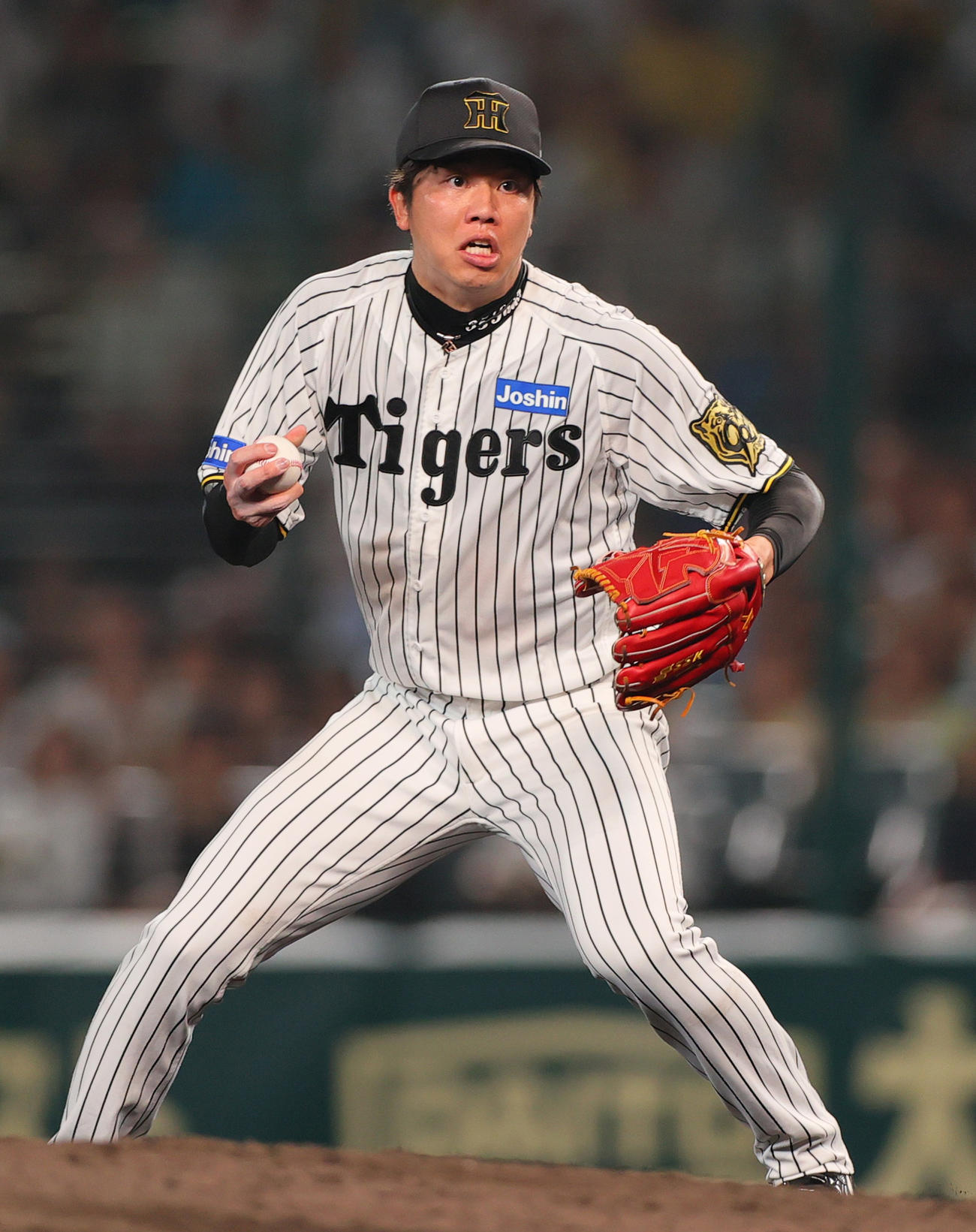 阪神対ロッテ　7回表ロッテ1死二、三塁、才木は高部の投ゴロで三走安田を三本間で挟みアウトにする（撮影・上山淳一）