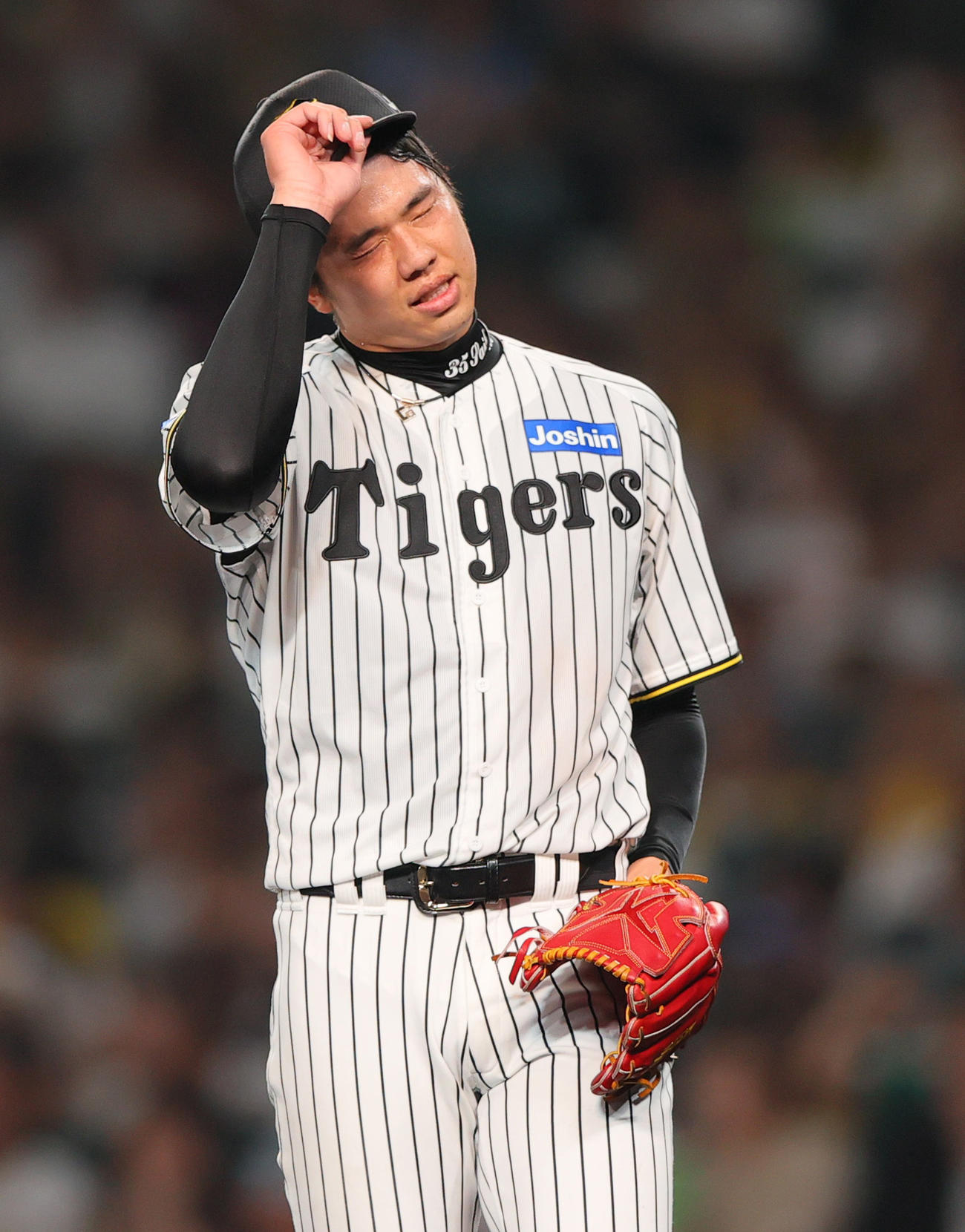 阪神対ロッテ　7回表ロッテ2死二、三塁、才木は藤原に左前適時打を浴び悔しがる（撮影・上山淳一）