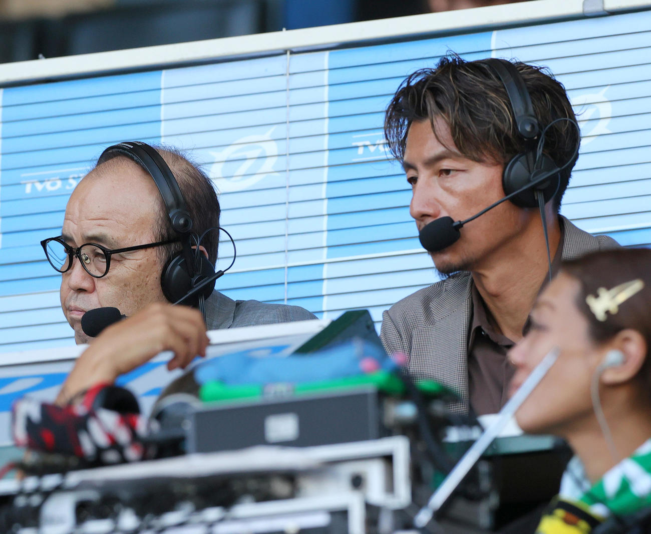 阪神対ロッテ　テレビ解説する阪神岡田オーナー付顧問（左）と鳥谷氏（撮影・上山淳一）