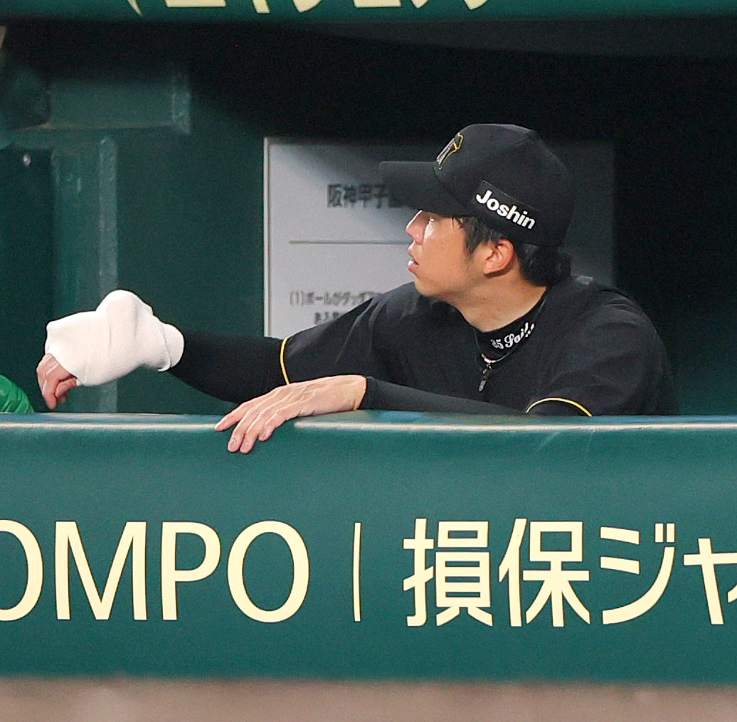 阪神対ロッテ　7回裏、右手を包帯で固定しグラウンドを見つめる才木（撮影・上山淳一）