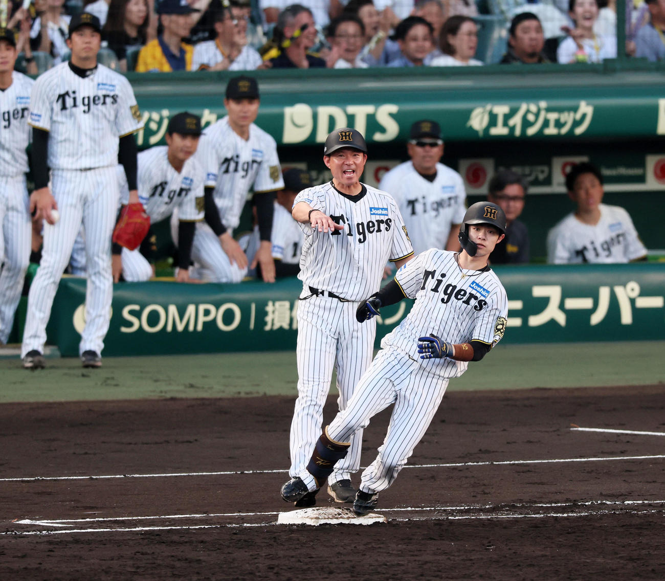 阪神対ロッテ　3回裏阪神2死二塁、中野は中前適時打を放つ。後方左は才木（撮影・加藤哉）