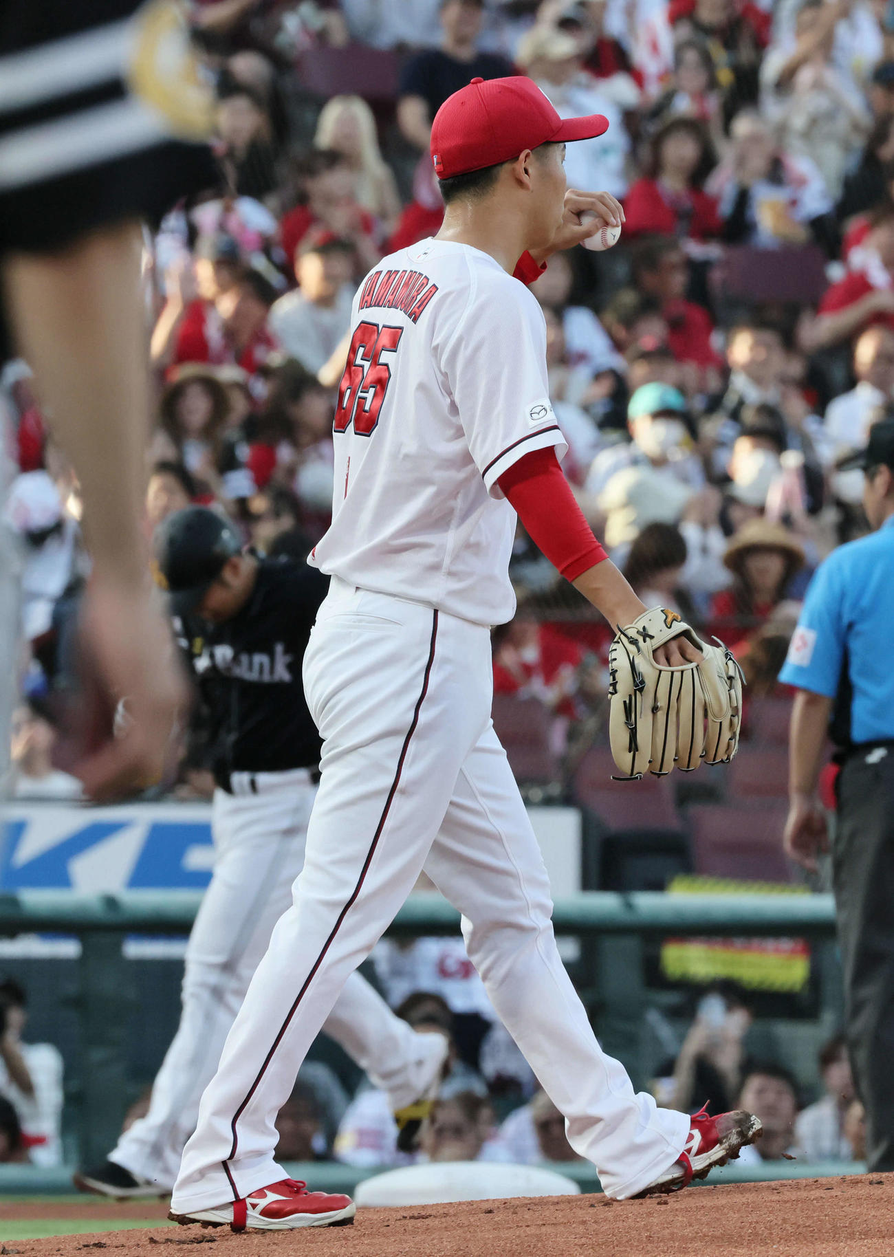 広島対ソフトバンク　1回表ソフトバンク2死二塁、近藤に先制左越え2点本塁打を浴びた玉村（撮影・加藤孝規）
