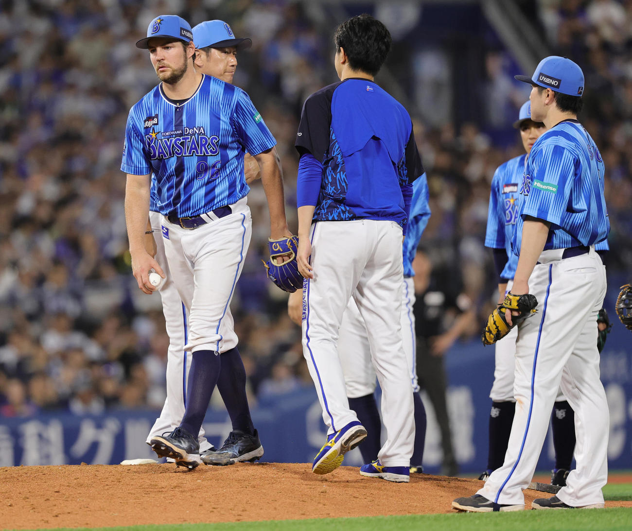 DeNA対西武　9回表西武1死満塁、降板するDeNAバウアー（撮影・野上伸悟）