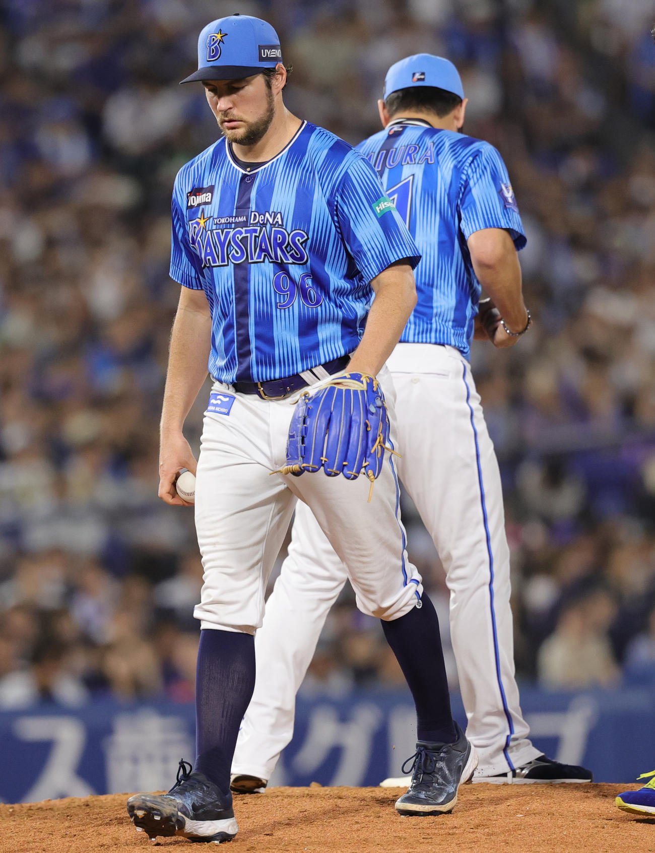 DeNA対西武　9回表西武1死満塁、降板するDeNAバウアー（撮影・野上伸悟）