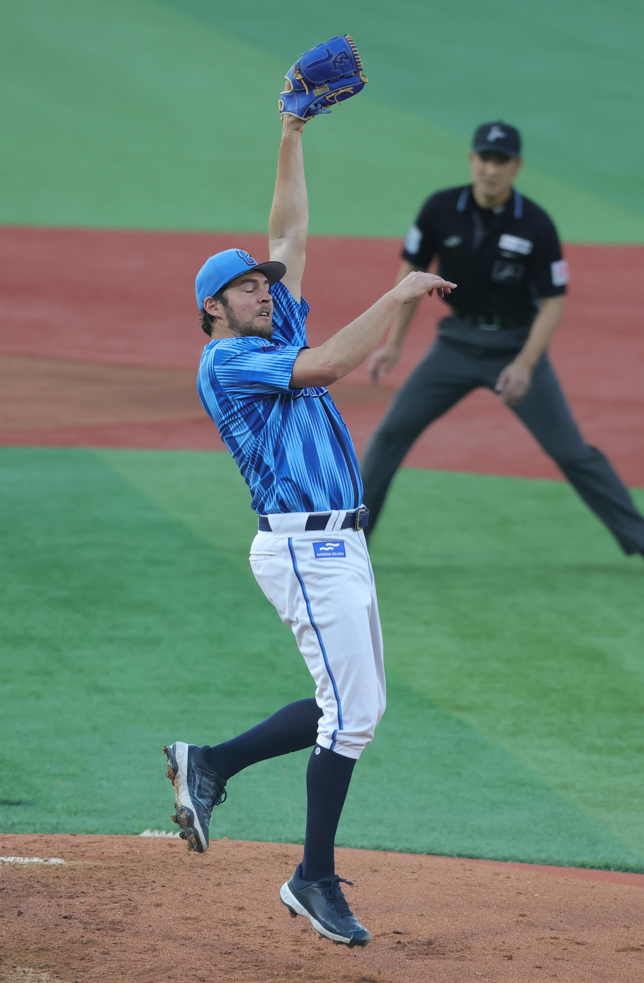 DeNA対西武　1回表1死一塁、長谷川を投直併殺に仕留めるバウアー（撮影・野上伸悟）