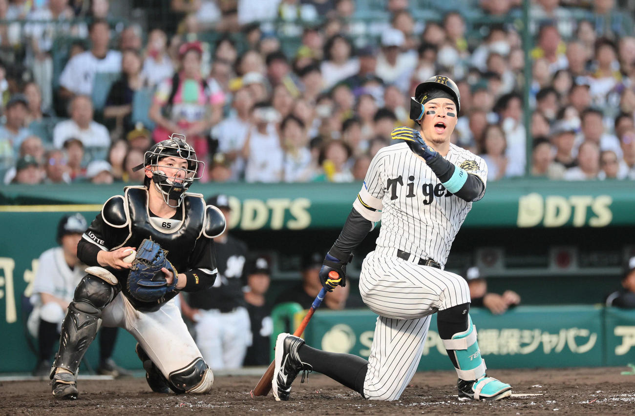 阪神対ロッテ　3回裏阪神2死一、二塁、佐藤輝は空振り三振に倒れる（撮影・宮崎幸一）