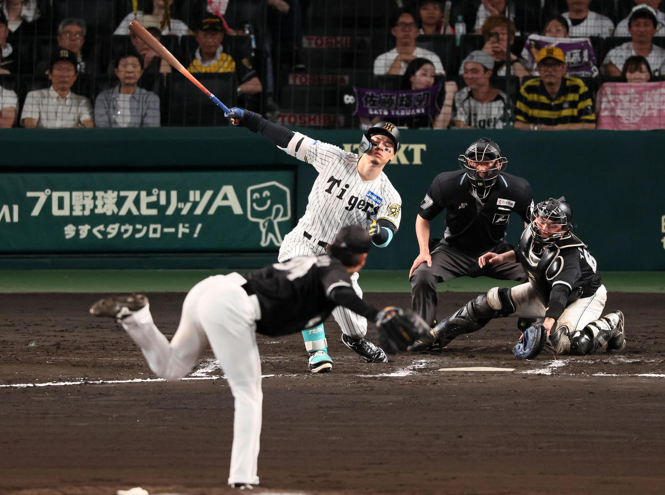阪神対ロッテ　6回裏阪神1死、佐藤輝は三振に倒れる。投手高野脩（撮影・加藤哉）