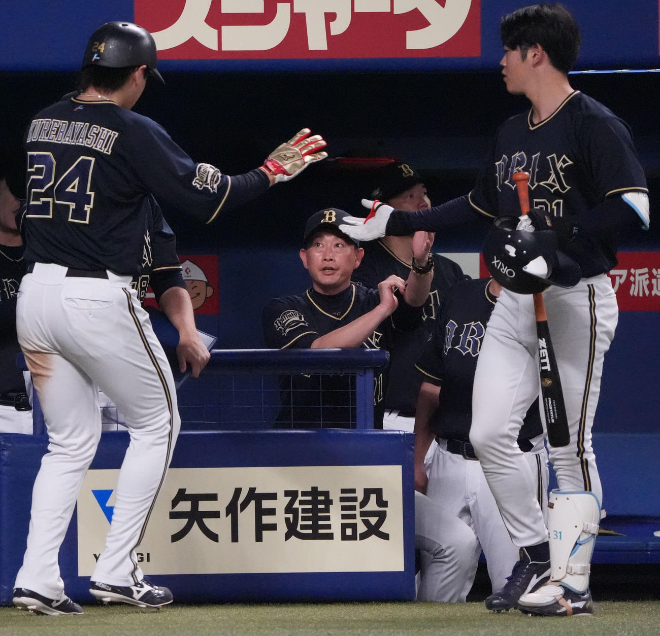 中日対オリックス　8回表オリックス1死三塁、岸田監督（中央）は来田の犠飛で生還した紅林を迎える（撮影・森本幸一）