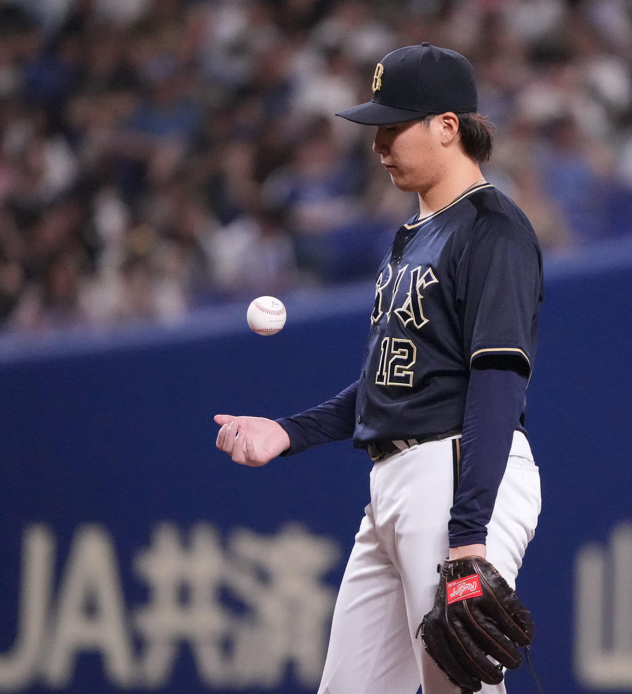 中日対オリックス　1回裏中日1死一塁、マウンド上でボールをはじく東（撮影・森本幸一）