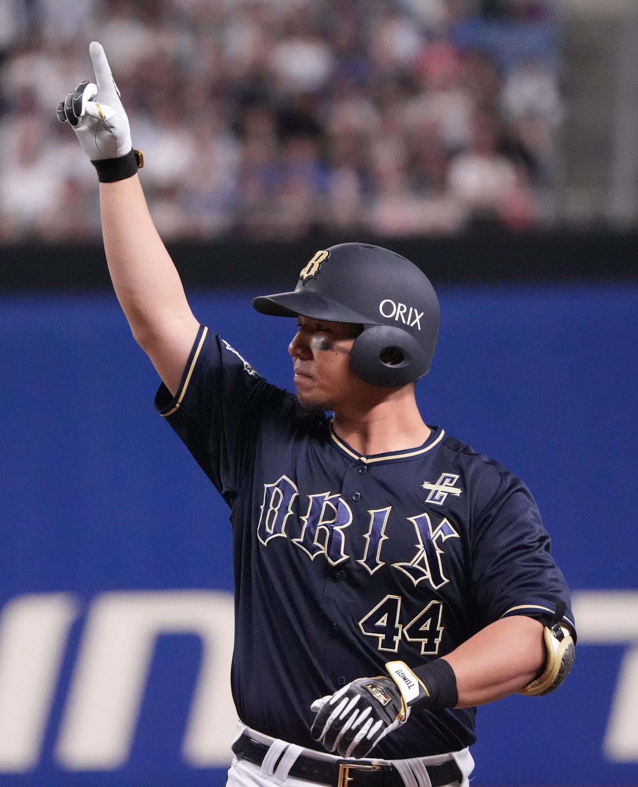 中日対オリックス　5回表オリックス2死一、二塁、左前適時打を放ちベンチへ向かってアピールする頓宮（撮影・森本幸一）
