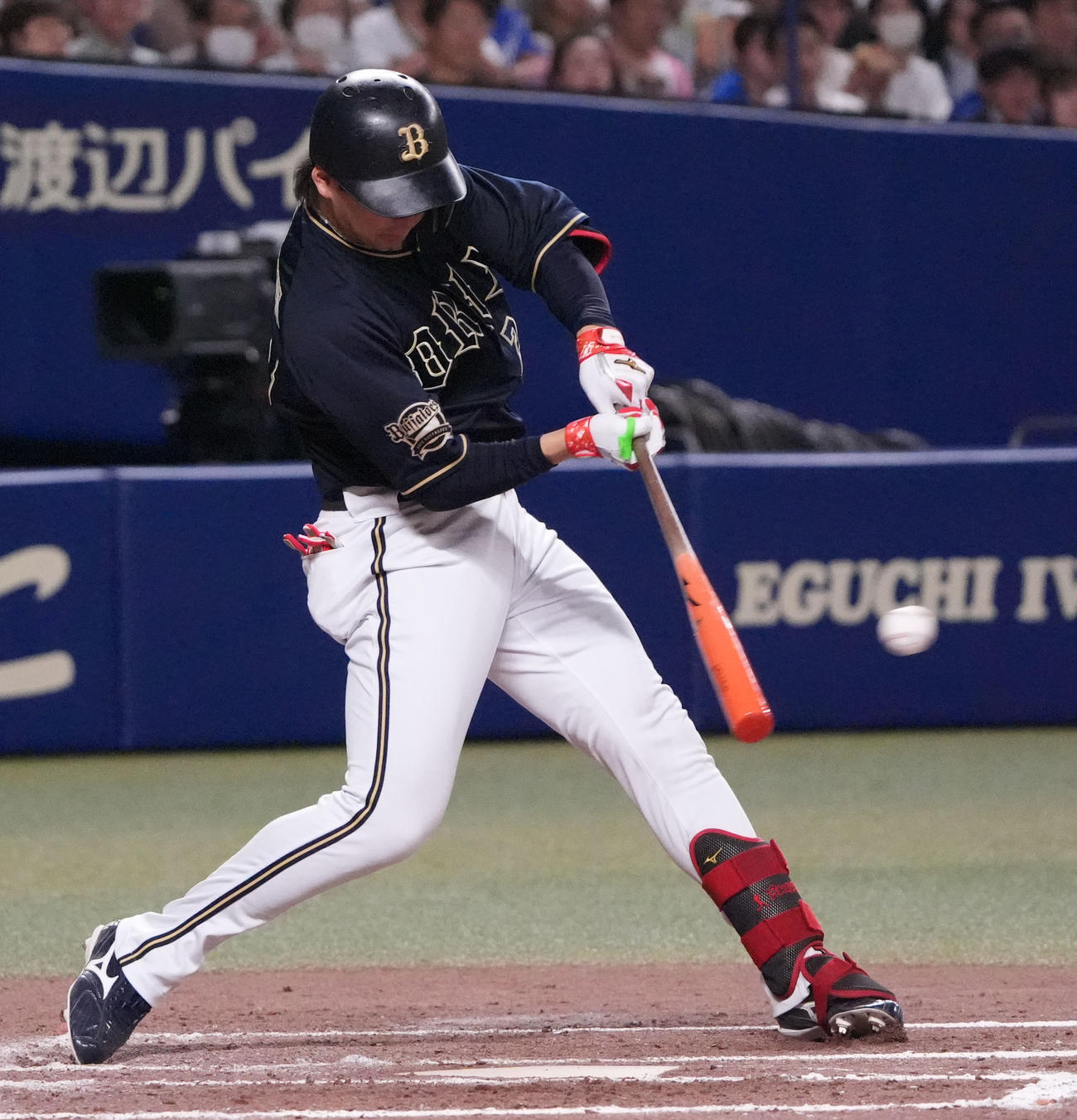 中日対オリックス　8回表オリックス1死一、二塁、左中間へ2点適時三塁打を放つ紅林（撮影・森本幸一）