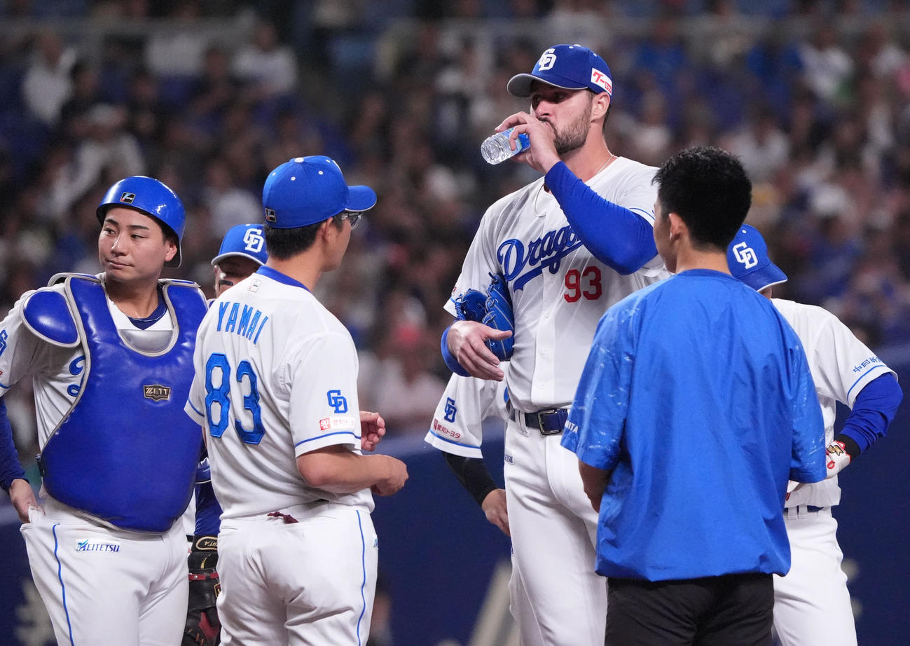 中日対オリックス　5回表オリックス2死一、二塁、マウンド上のマラー（右から3人目）のもとに集まる中日ナイン（撮影・森本幸一）