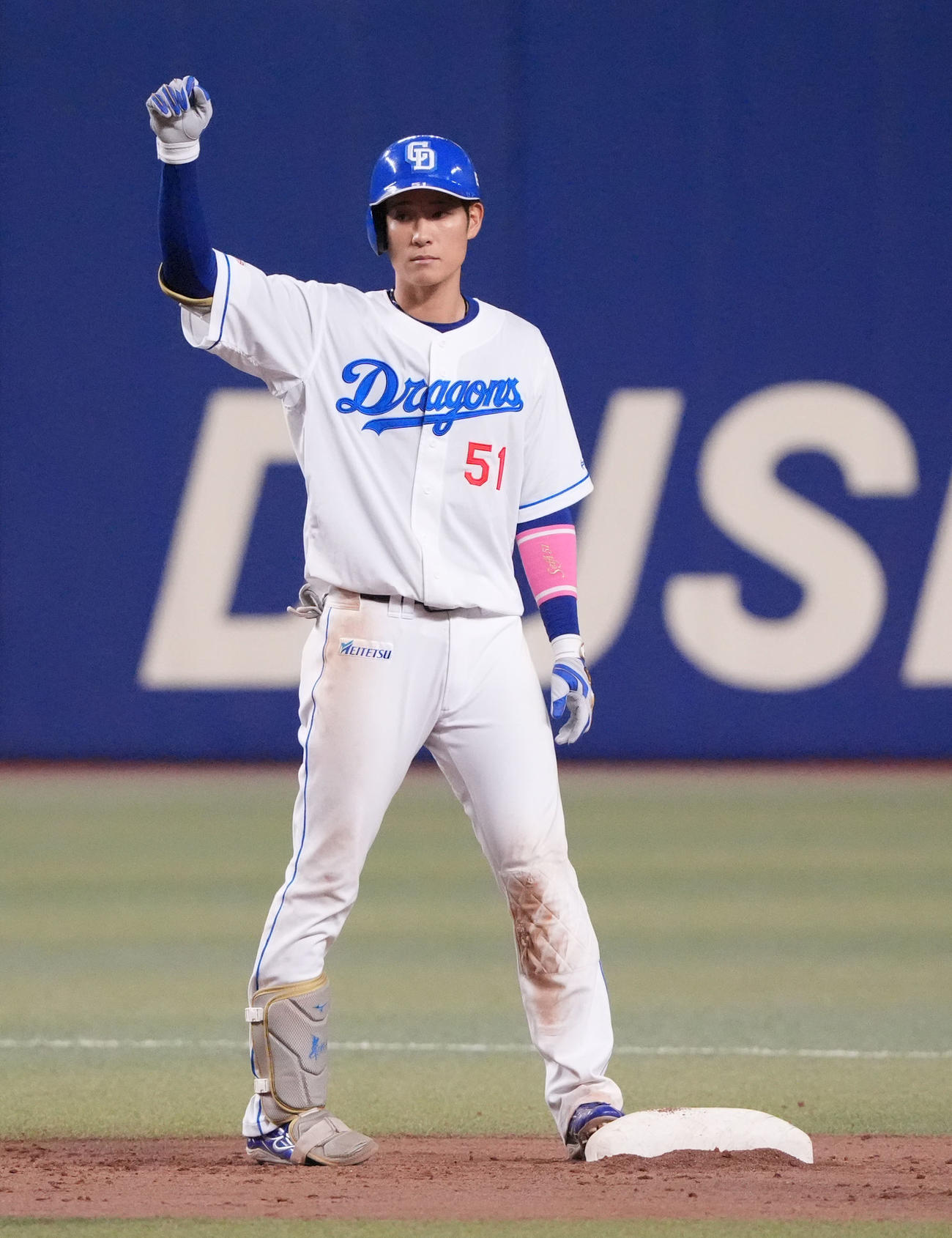 中日対オリックス　8回裏中日無死二塁、右適時二塁打を放ちガッツポーズをする上林（撮影・森本幸一）