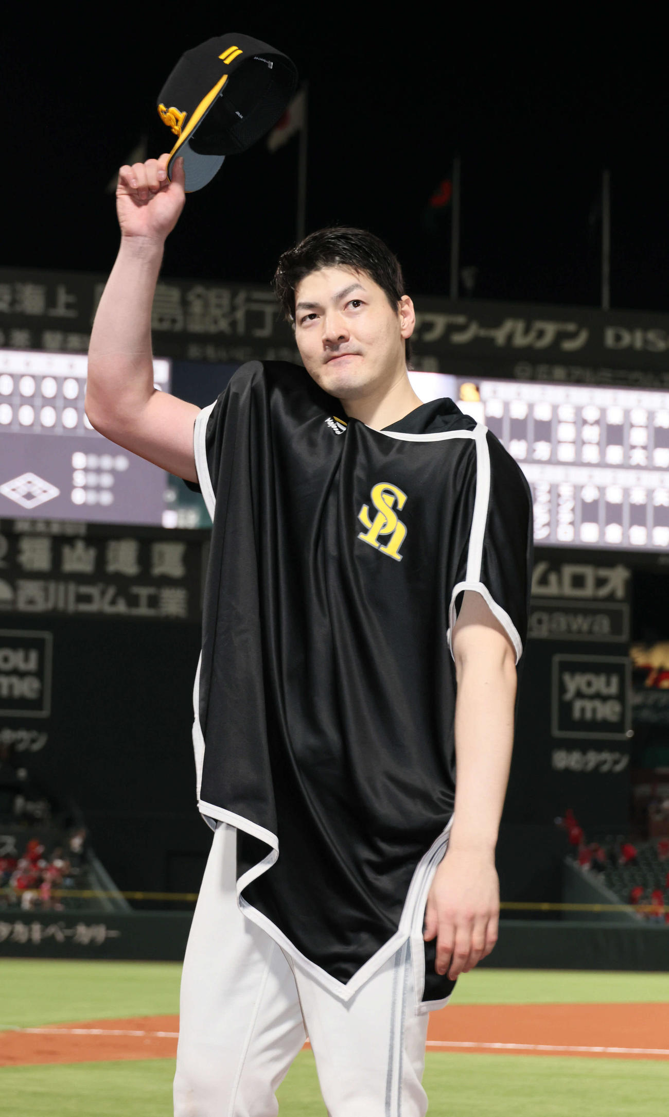 広島対ソフトバンク　ファンの声援に応える有原（撮影・加藤孝規）