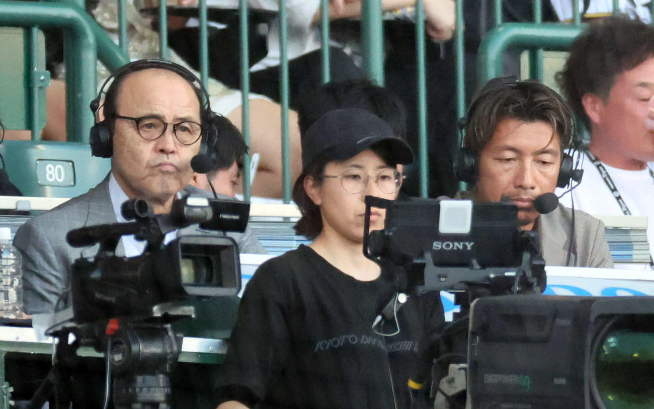 阪神対ロッテ　解説席に座る岡田彰布氏（左）と鳥谷敬氏（撮影・宮崎幸一）