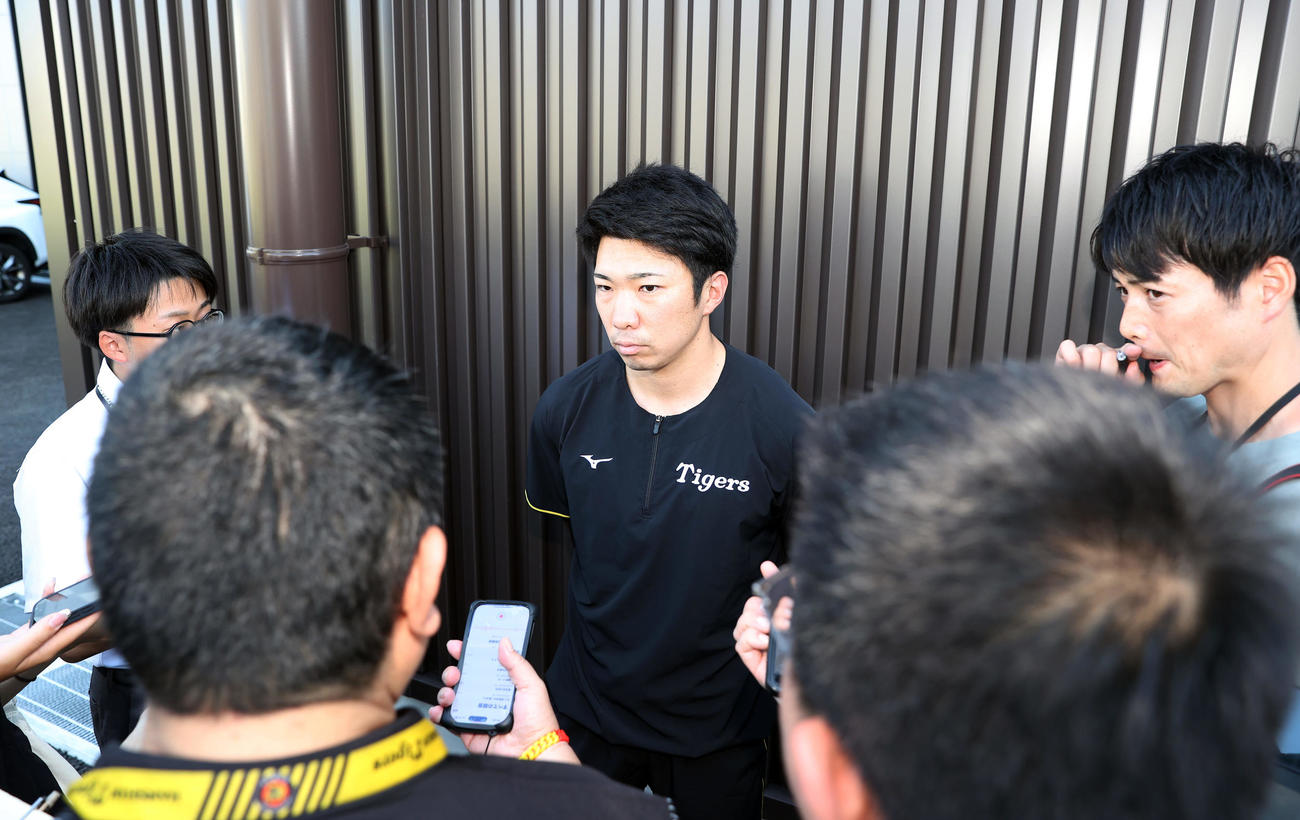 球場に姿を見せ、取材に応じる阪神石井（撮影・前田充）