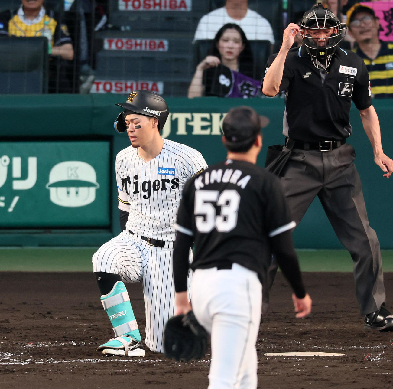阪神対ロッテ　3回裏阪神2死一、二塁、佐藤輝は三振に倒れる。投手木村（撮影・加藤哉）