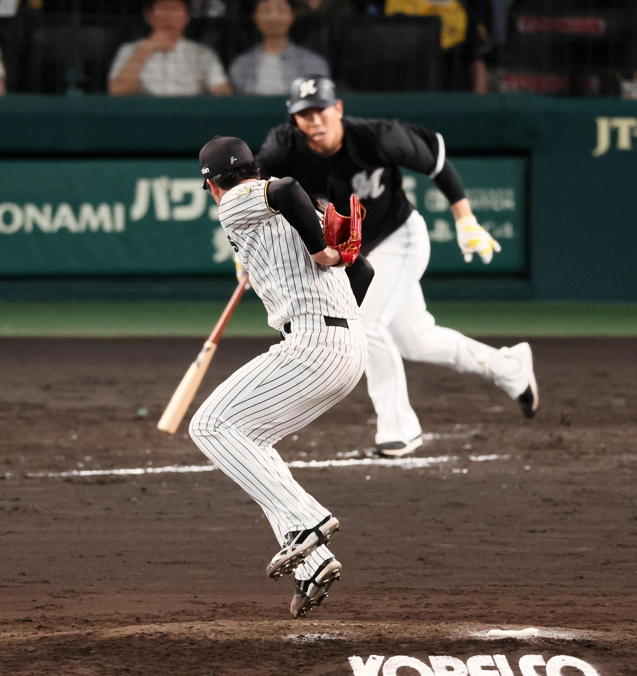 阪神対ロッテ　7回表ロッテ2死二、三塁、才木は代打角中の投手強襲適時内野安打を打たれ失点（撮影・加藤哉）