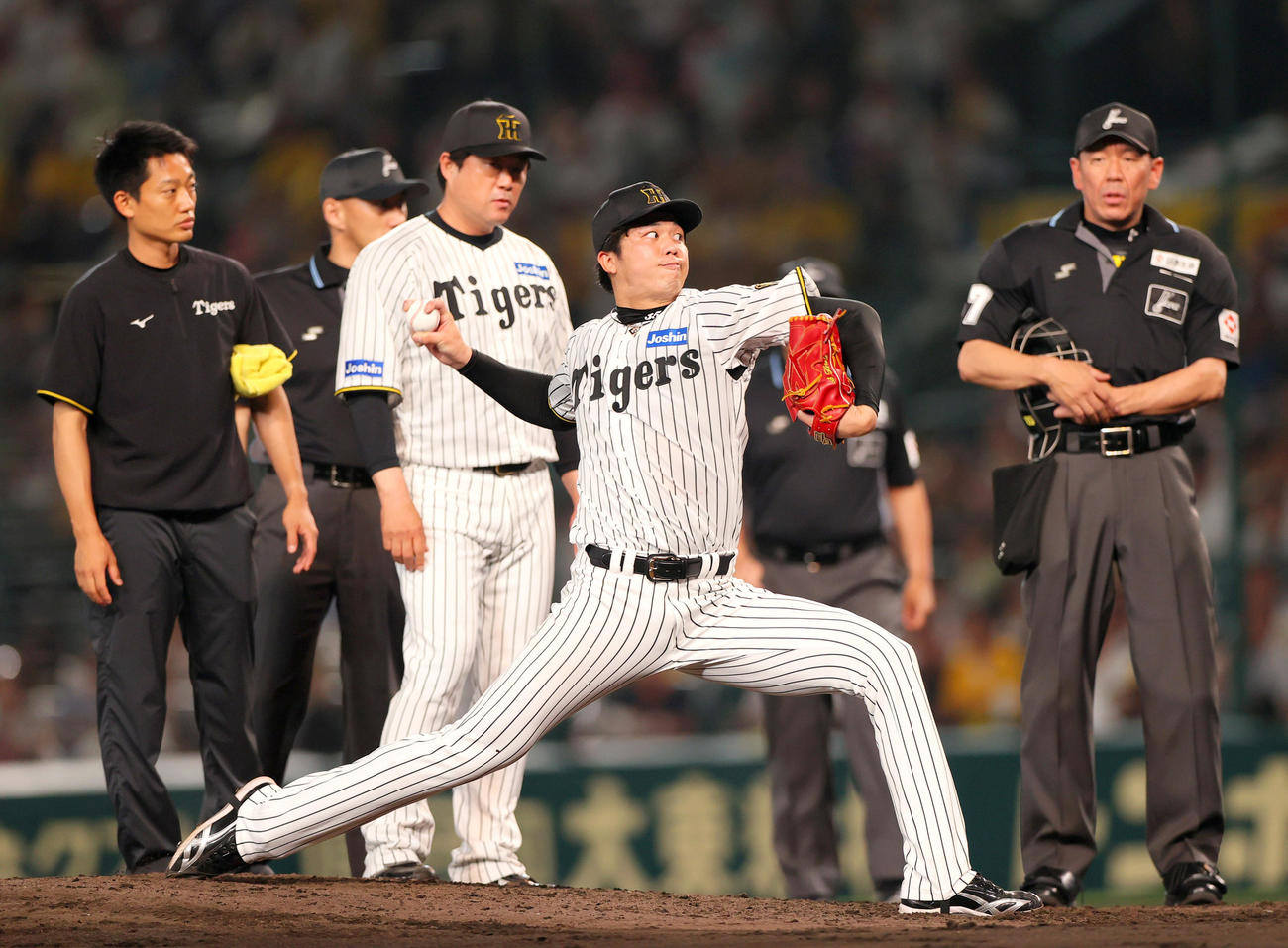 阪神対ロッテ　7回表ロッテ2死二、三塁、手当を終え投球練習する才木（撮影・上山淳一）