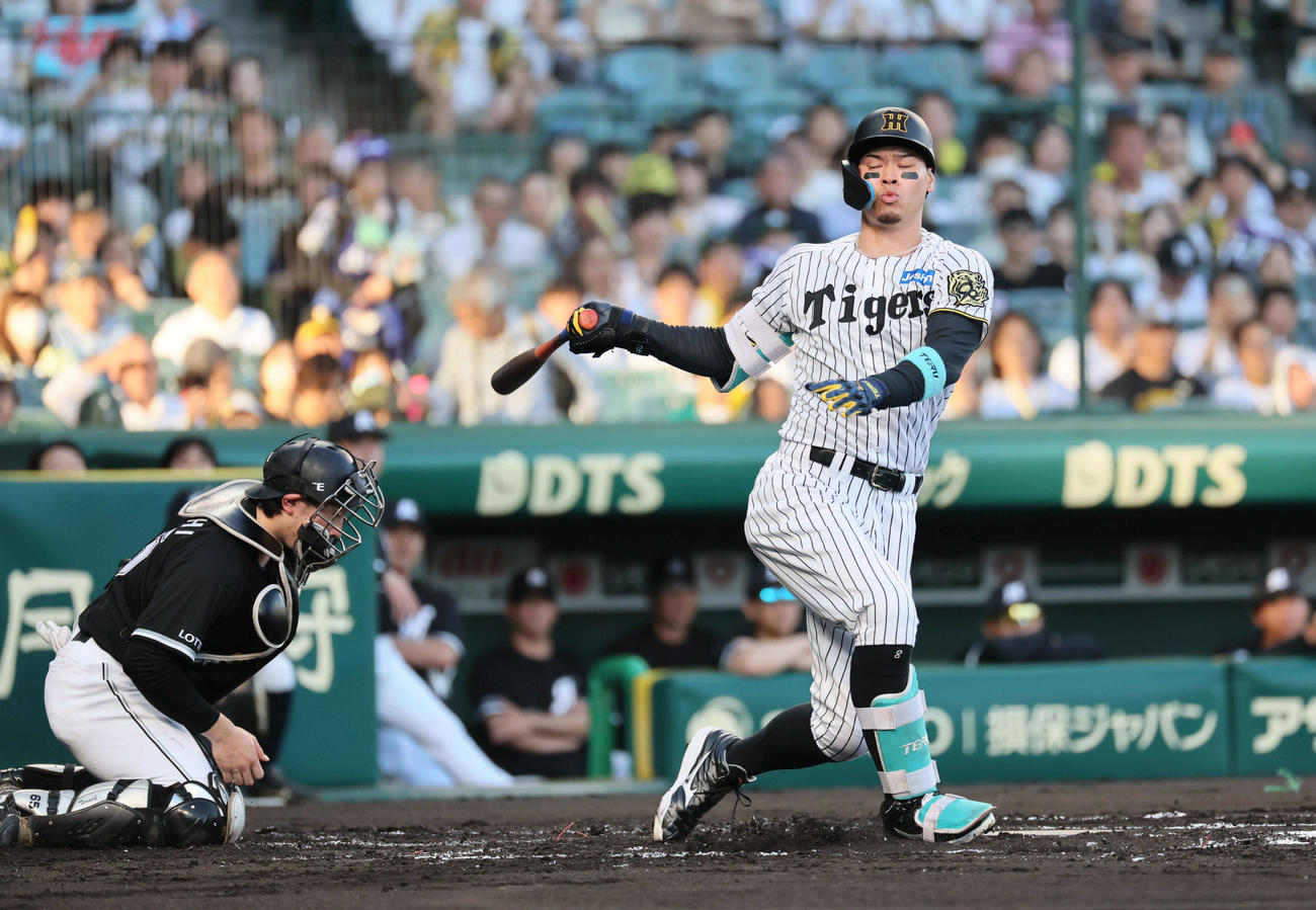 阪神対ロッテ　1回裏阪神2死二塁、佐藤輝は空振り三振に倒れる（撮影・宮崎幸一）