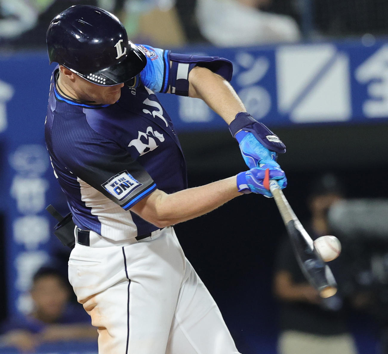 DeNA対西武　9回表西武1死二塁、左適時二塁打を放つネビン（撮影・野上伸悟）