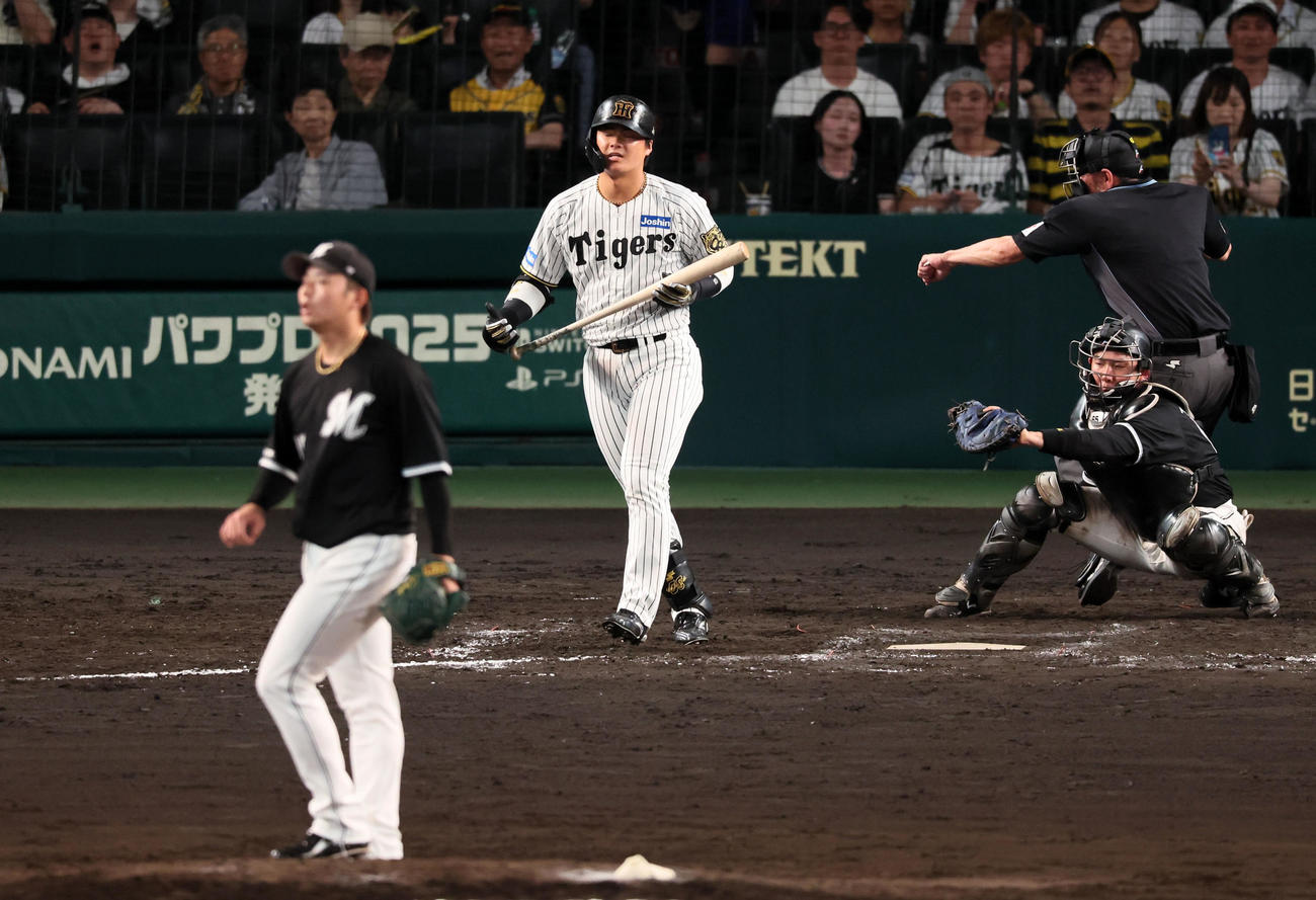 阪神対ロッテ　7回裏阪神1死、代打で出場し三振に倒れた前川。投手横山（撮影・加藤哉）