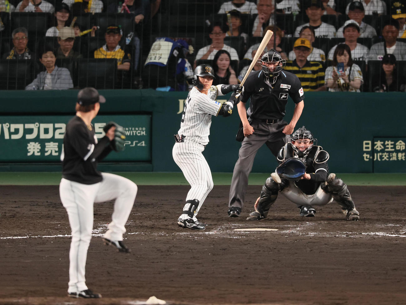 阪神対ロッテ　7回裏阪神1死、代打で出場した前川。投手横山（撮影・加藤哉）