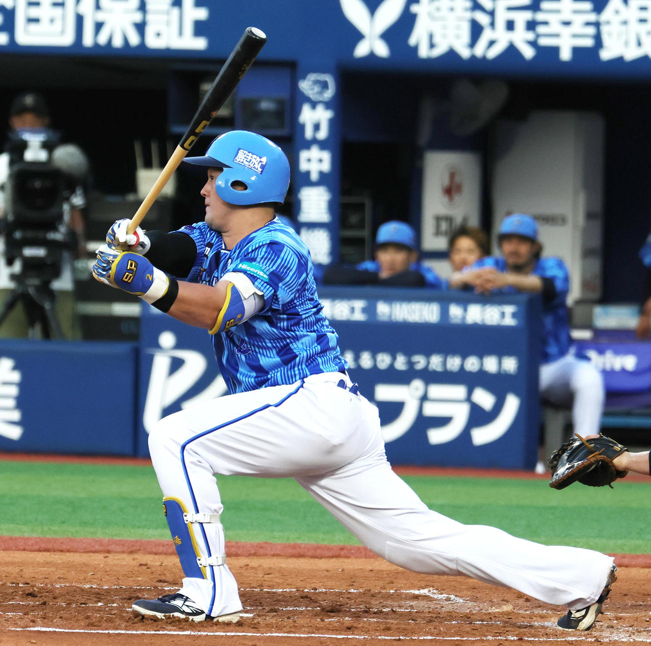 DeNA対西武　2回裏DeNA無死、左前打を放つ牧（撮影・野上伸悟）
